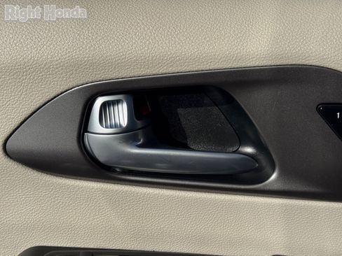 Used 2024 Chrysler Pacifica Touring-L image 18