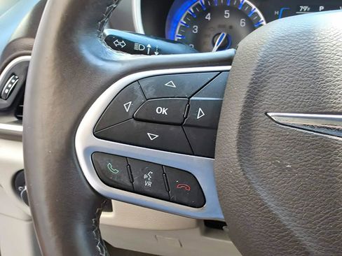 Used 2017 Chrysler Pacifica Touring-L FWD image 21