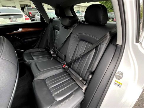 Used 2021 Audi Q5 Premium image 18