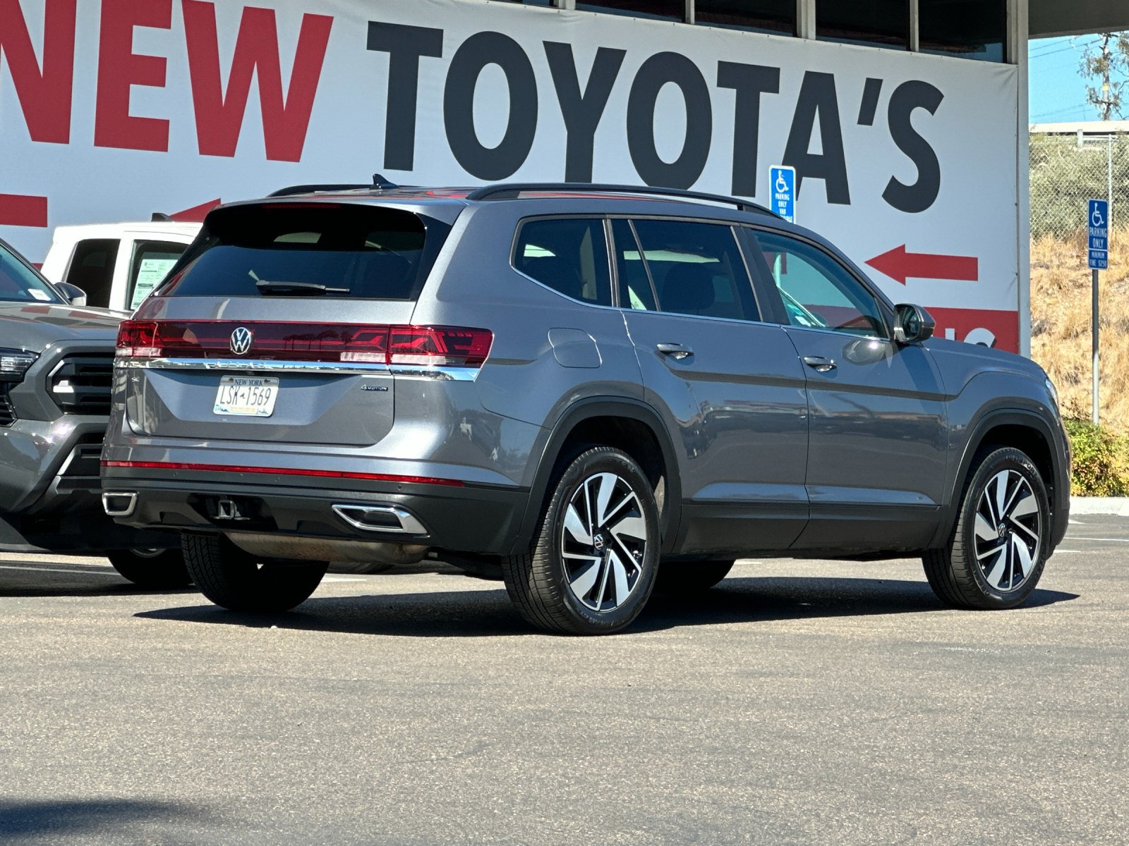 Used 2025 Volkswagen Atlas SE AWD/4WD image 5