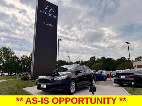 Used 2017 Ford Focus SE w/ Cold Weather Package FWD image 1