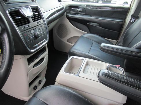 Used 2015 Chrysler Town & Country Touring FWD image 25
