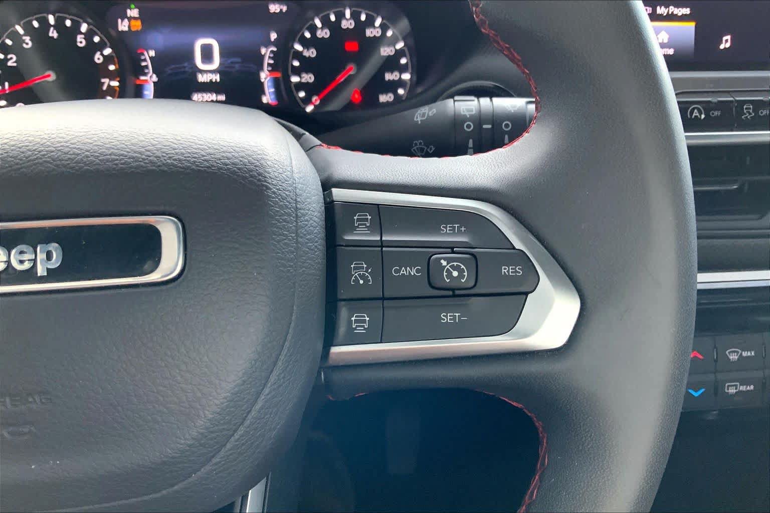 Used 2025 Jeep Compass Trailhawk AWD/4WD image 25