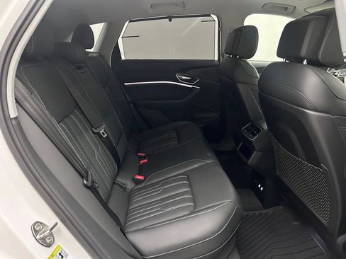 Used 2019 Audi e-tron Prestige w/ Prestige Package AWD/4WD image 15