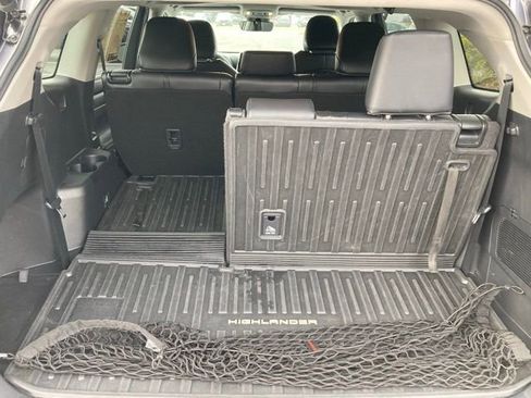 Used 2023 Toyota Highlander XLE image 9