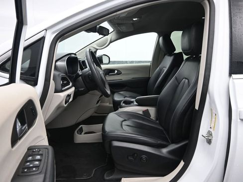 Used 2024 Chrysler Pacifica Touring-L image 21