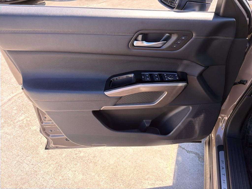 Used 2024 Nissan Pathfinder Platinum FWD image 18