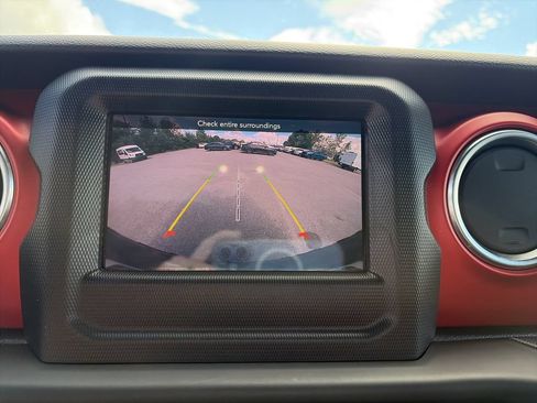 Used 2021 Jeep Wrangler Unlimited Rubicon w/ Cold Weather Group AWD/4WD image 23