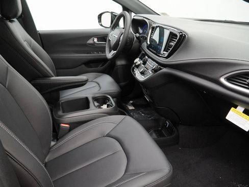 New 2026 Chrysler Pacifica Select image 32