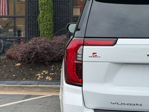 Used 2025 GMC Yukon XL Denali RWD image 15