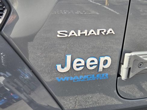 Used 2021 Jeep Wrangler Unlimited Sahara w/ Cold Weather Group AWD/4WD image 9
