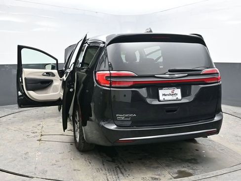 Used 2023 Chrysler Pacifica Touring-L image 49