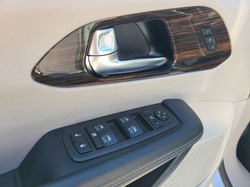 Used 2023 Chrysler Pacifica Limited FWD image 17