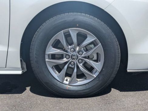 Used 2024 Toyota Sienna XLE FWD image 11