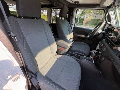 Used 2025 Jeep Wrangler Unlimited Sahara AWD/4WD image 28
