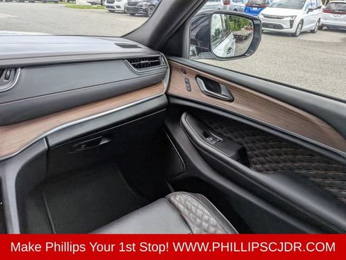 Used 2025 Jeep Grand Cherokee Summit w/ Obsidian Package AWD/4WD image 16