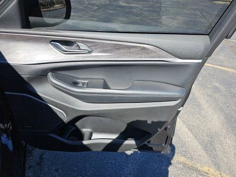 Used 2023 Jeep Grand Cherokee Limited w/ Luxury Tech Group II image 14