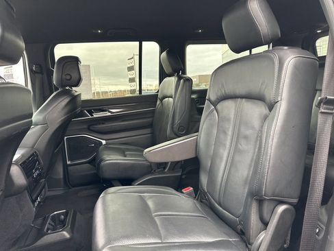 Used 2022 Jeep Wagoneer Series III w/ Flexible Seating Group AWD/4WD image 40
