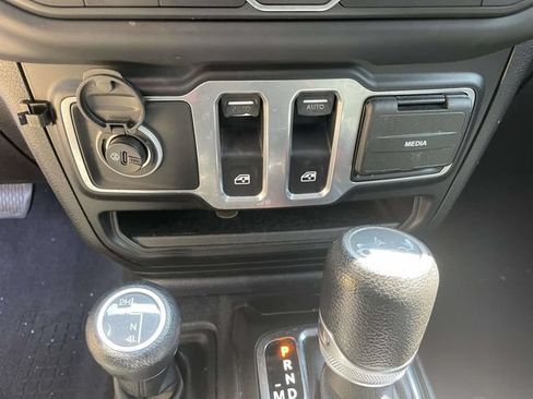Used 2018 Jeep Wrangler Sport AWD/4WD image 32
