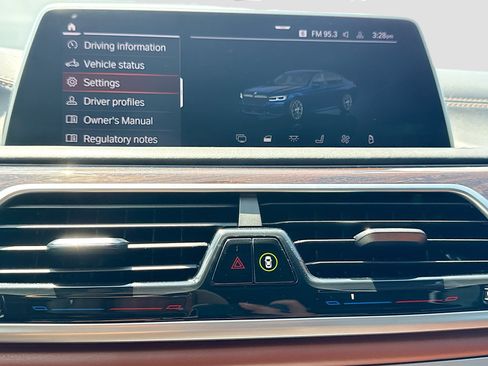 Used 2022 BMW 750i xDrive w/ Executive Package AWD/4WD image 30