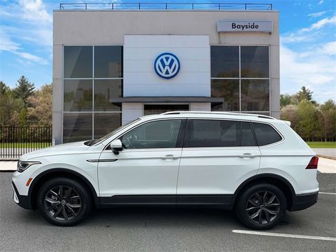 Certified 2022 Volkswagen Tiguan SE w/ Panoramic Sunroof Package image 10