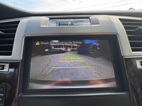 Used 2013 Cadillac Escalade Luxury RWD image 24