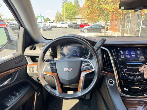 Used 2018 Cadillac Escalade Premium Luxury AWD/4WD image 14