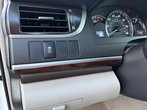 Used 2012 Toyota Camry XLE w/ Leather Pkg FWD image 17