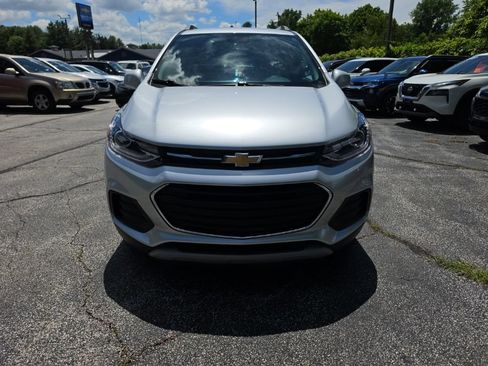 Used 2017 Chevrolet Trax LT w/ LT Convenience Package FWD image 2