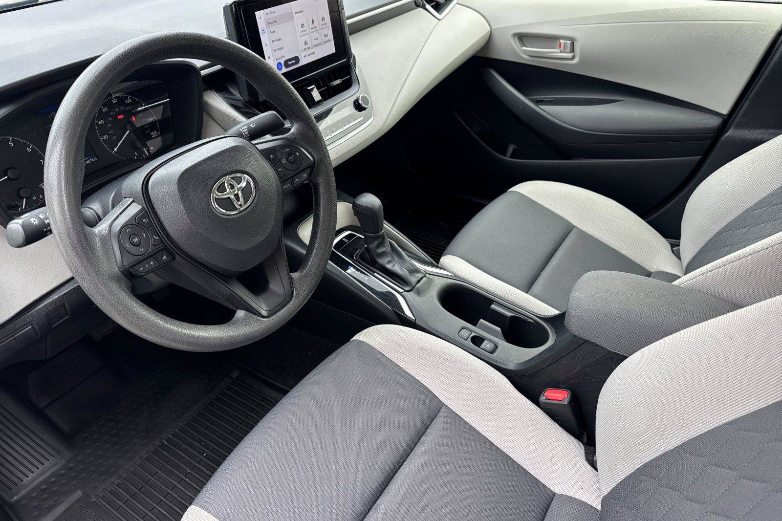 Used 2024 Toyota Corolla LE FWD image 2