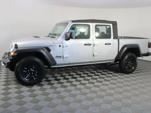Used 2023 Jeep Gladiator Sport image 2
