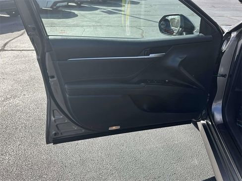 Used 2018 Toyota Camry XLE image 5