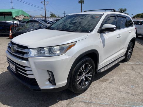 Used 2018 Toyota Highlander LE FWD image 2