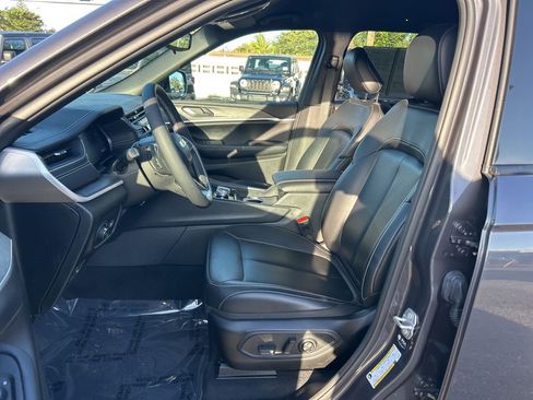 Used 2024 Jeep Grand Cherokee Limited image 9