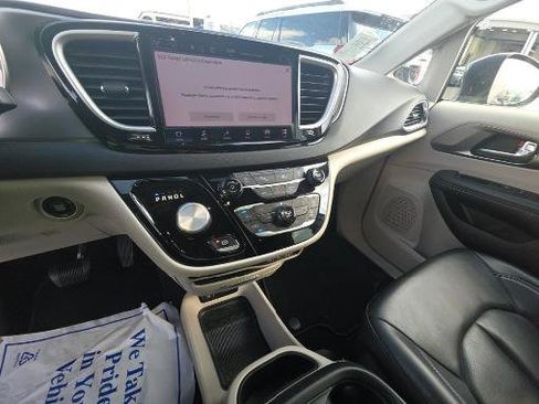 Used 2023 Chrysler Pacifica Touring-L FWD image 4