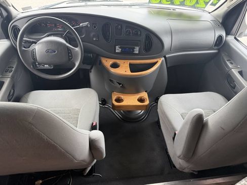 Used 2005 Ford E-350 and Econoline 350 Super Duty RWD image 38