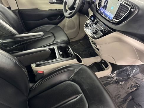 Used 2023 Chrysler Pacifica Touring-L FWD image 14