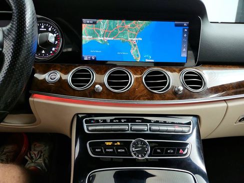 Used 2017 Mercedes-Benz E 300 4MATIC image 22