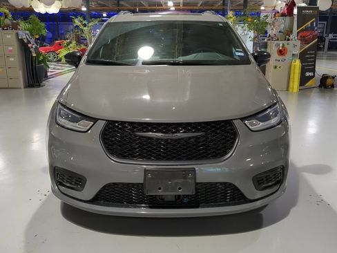 Used 2025 Chrysler Pacifica Limited FWD image 3