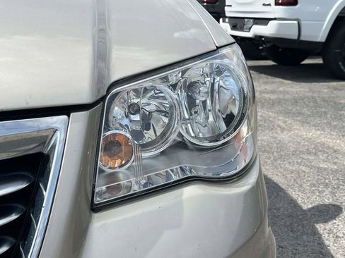 Used 2014 Chrysler Town & Country Touring FWD image 9