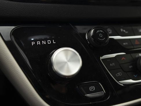 Used 2024 Chrysler Pacifica Touring-L image 10