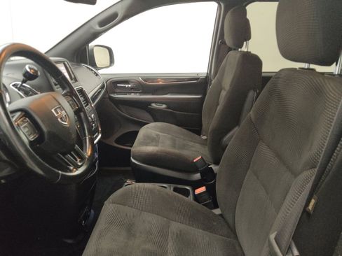 Used 2020 Dodge Grand Caravan SE FWD image 17