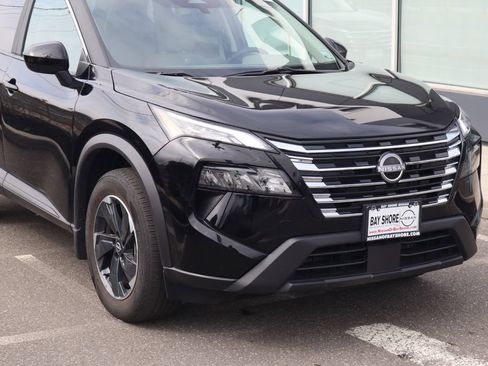 Certified 2025 Nissan Rogue SV AWD/4WD image 3