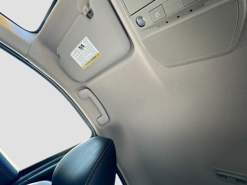 Used 2025 Nissan Kicks SR FWD image 21