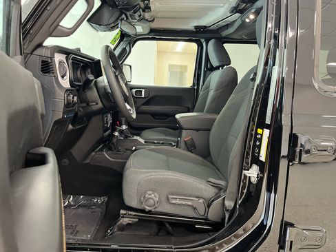 Used 2025 Jeep Wrangler Sahara image 14
