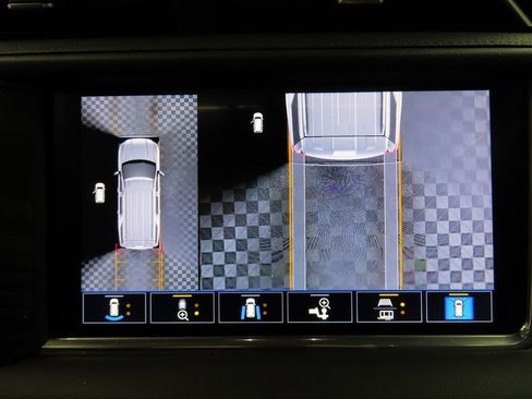 Used 2021 GMC Yukon XL Denali w/ Denali Premium Package image 13