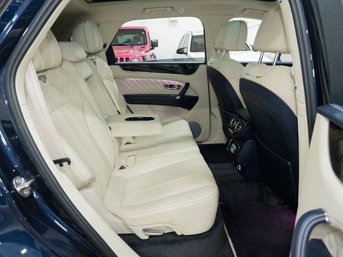 Used 2020 Bentley Bentayga V8 image 35