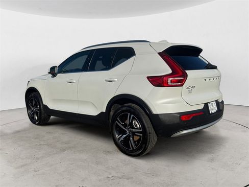 Certified 2025 Volvo XC40 B5 Core image 3