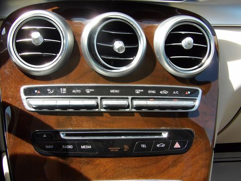 Used 2018 Mercedes-Benz GLC 300 GLC300 4MATIC image 22