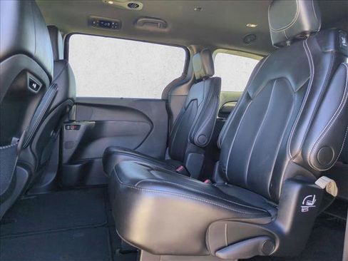 Used 2025 Chrysler Pacifica Select image 18